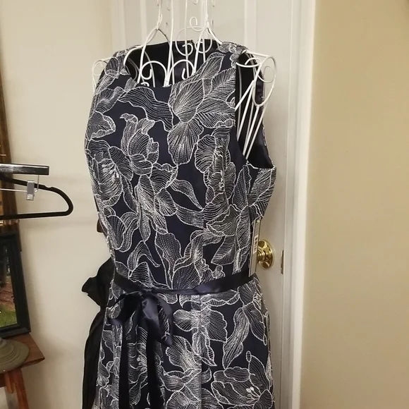 Stunning Tahari navy and white dress NWT - Picture 3 of 15